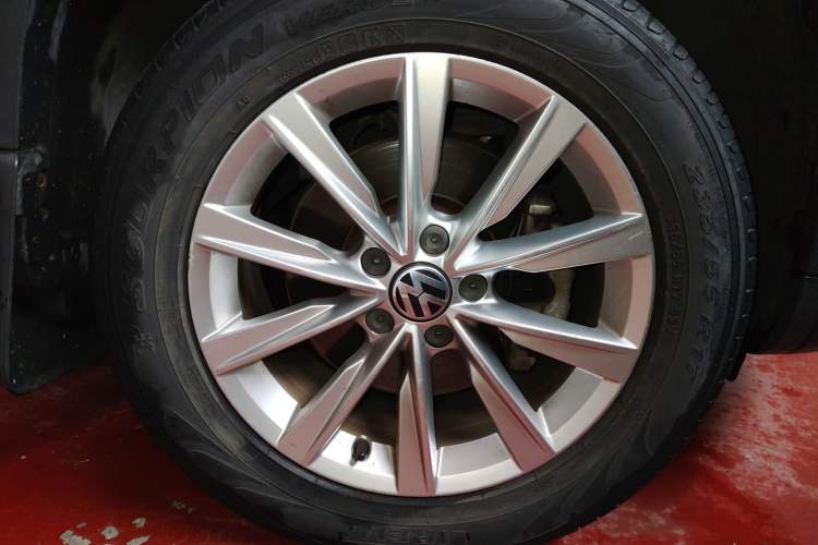 Used Volkswagen Tiguan 2017 300TSI Automatic Two-Wheel Drive Silk Road Comfort Edition Right Front Wheel Hub