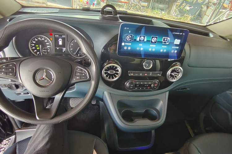 Used Mercedes-Benz Vito 2021 2.0T Elite Version 8 Seats Center Console