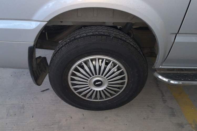 Used JMC Fushun 2023 2.0T Automatic Short-Wheelbase Low-Roof Commercial & Multi-Purpose Passenger Vehicle 6 Seats with Lift-Up Tailgate
