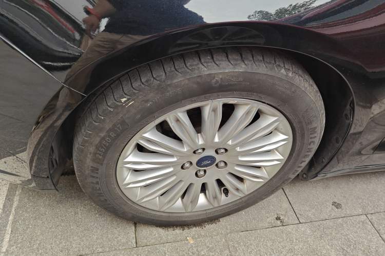 Used Ford Mondeo 2013 2.0L GTDi 200 Fashion Edition Left Front Wheel Hub