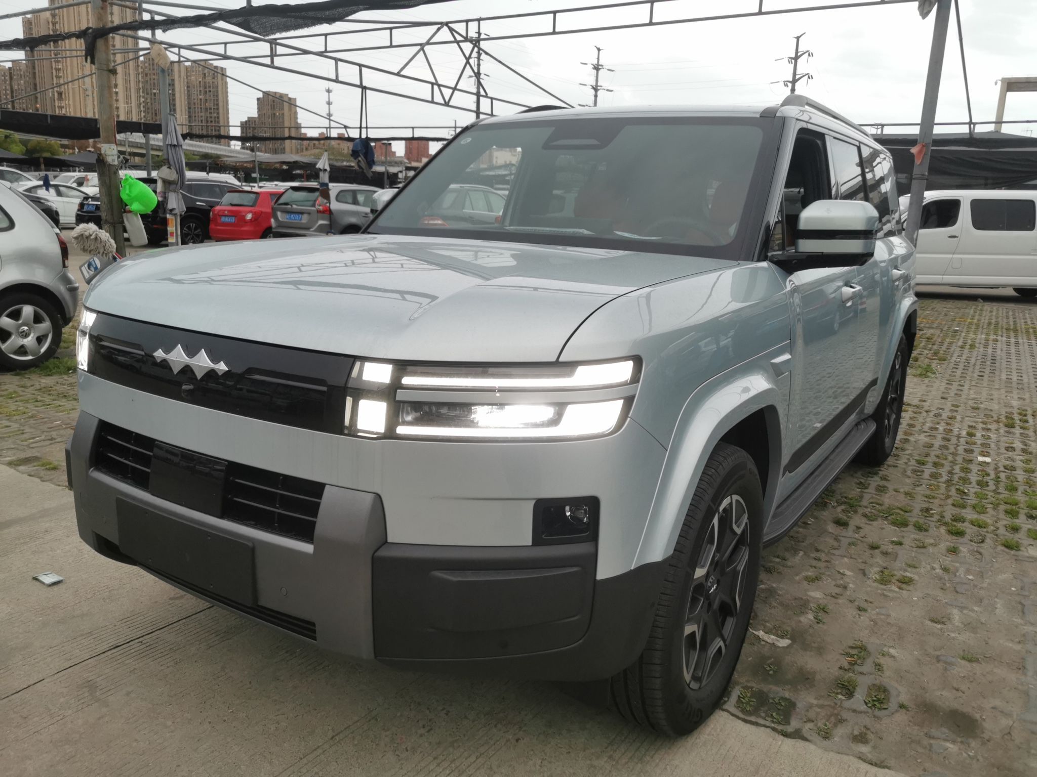 Под передней частью автомобиля