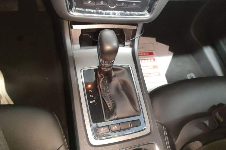 Used Roewe i6 2019 PLUS 1.6L CVT 4G Connected Flagship Deluxe Edition
