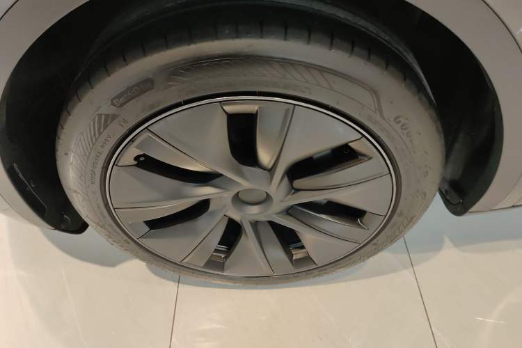 Used Tesla Model Y 2024 Rear-Wheel-Drive Version Left Front Wheel Hub