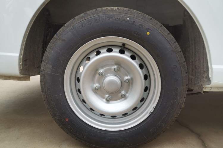 Used Wuling Yangguang 2024 300km Comfort-Grade Passenger Van 60kW Exterior 8