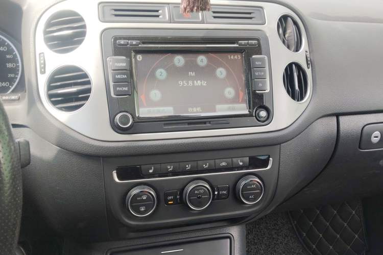 Used Volkswagen Tiguan 2013 1.8TSI Automatic Two-Wheel Drive Luxury Model Audio And AC Panel