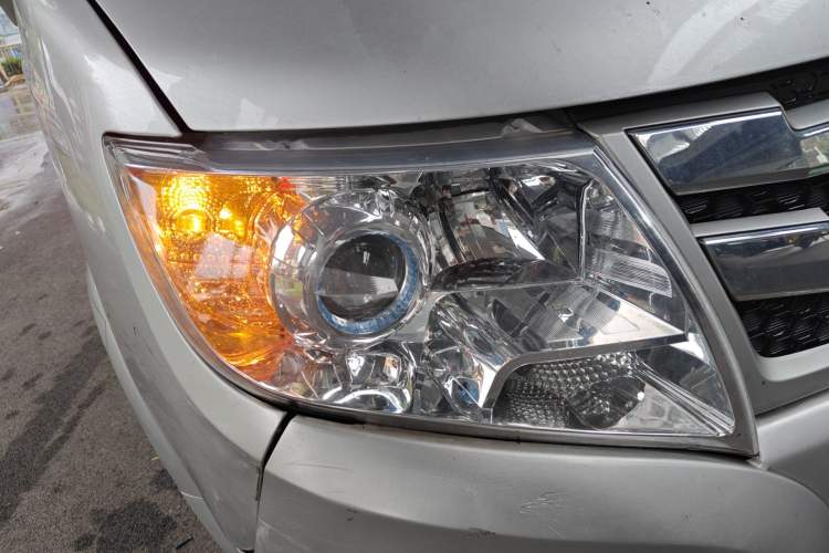 Used Dongfeng Yufeng 2018 2.3T Logistics Vehicle A100 Luxury Edition Short Wheelbase Mid-Roof Design 5–9 Seater
