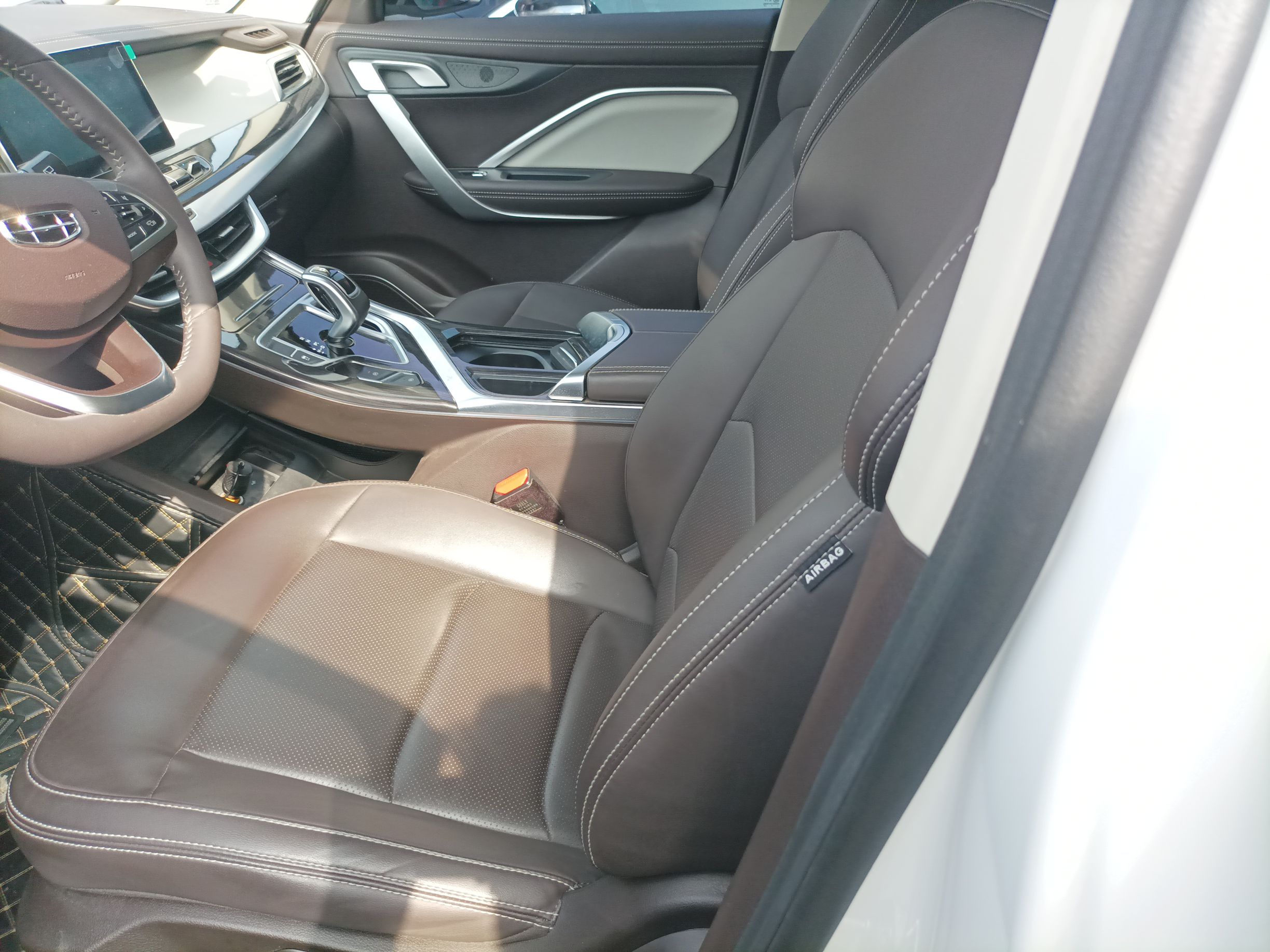 Переднее сиденье в автомобиле