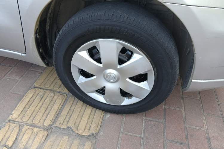 Used Nissan Livina 2010 Jingyue Edition 1.6L Automatic All-in-One Model Right Front Wheel Hub