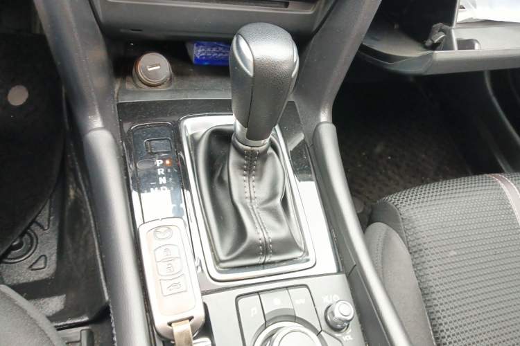 Used Mazda 3 Axela 2017 Sedan 1.5L Automatic Luxury Model Emission Standard China V Gear Lever