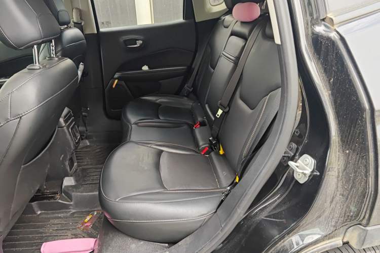 Used Jeep Compass 2017 200T Automatic Family Enjoyment Four-Wheel Drive Edition Left Rear Seat