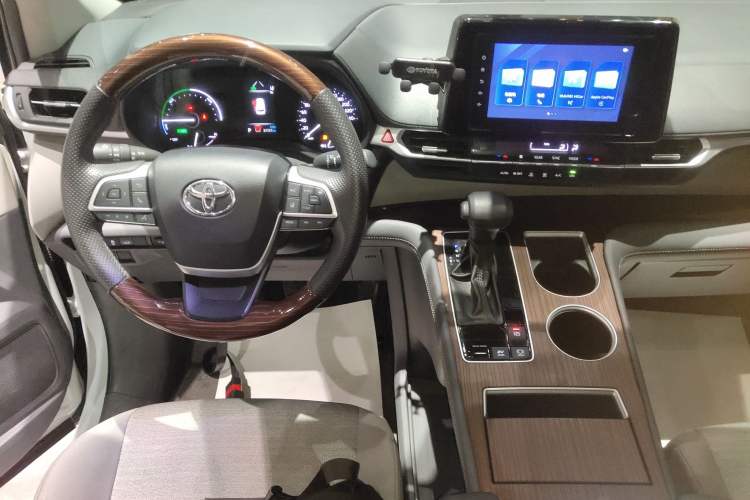 Used Toyota Sienna 2023 2.5L Hybrid Comfort Edition