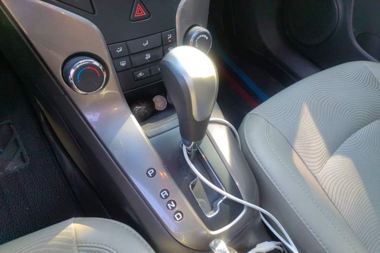 Used Chevrolet Cruze 2015 1.5L Classic SE AT Gear Lever