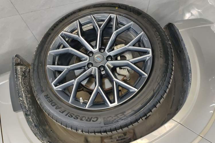 Used CHANGAN OSHAN Z6 2023 Blue Whale 1.5T DCT Smart Edition Left Front Wheel Hub
