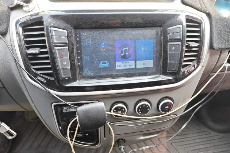 Used SAIC MAXUS Xintu V80 2018 2.5T AMT Aoyuntong Short Wheelbase Ultra-Low Roof 5-6 Seater
