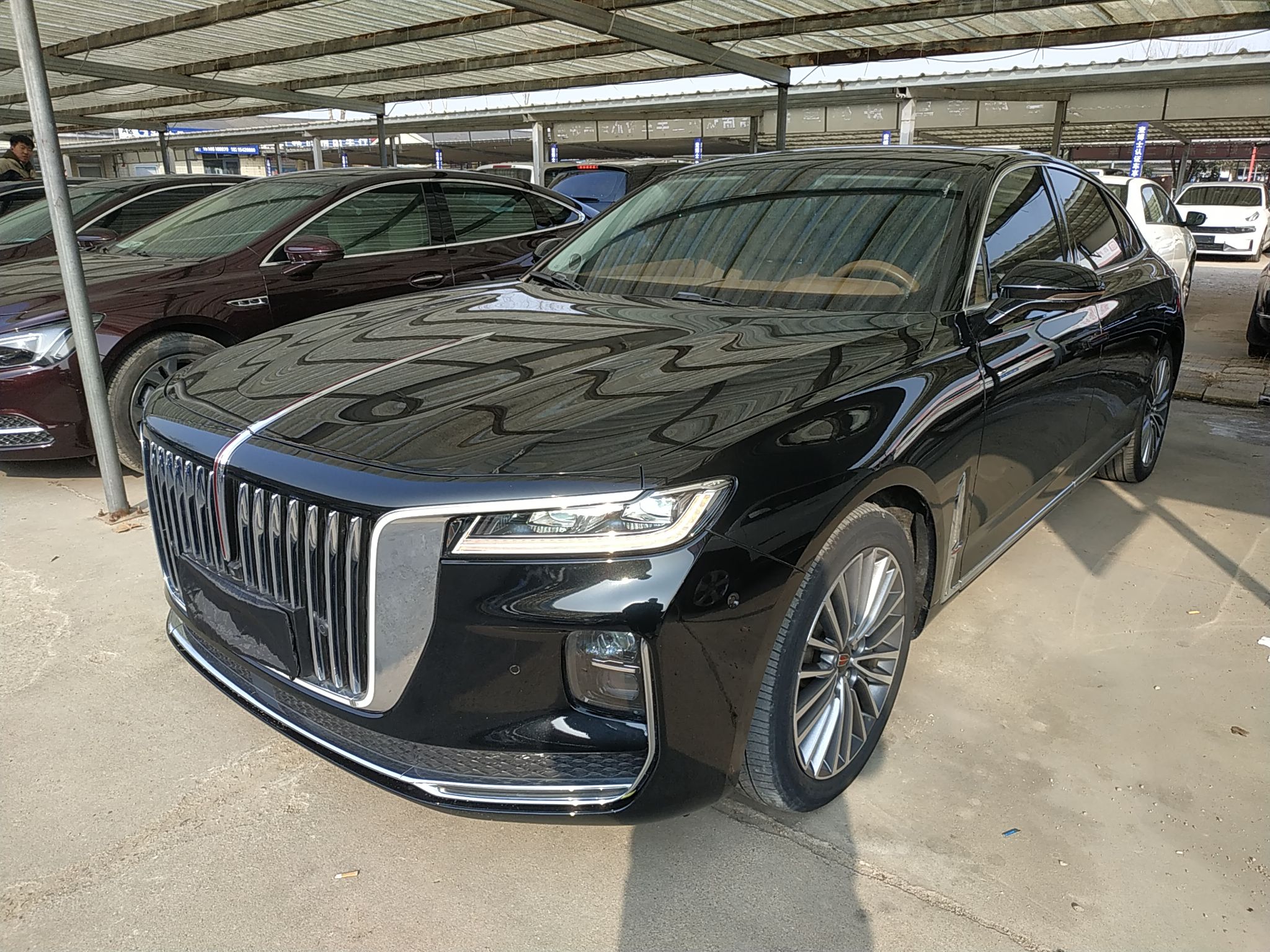 تحت مقدمة السيارة