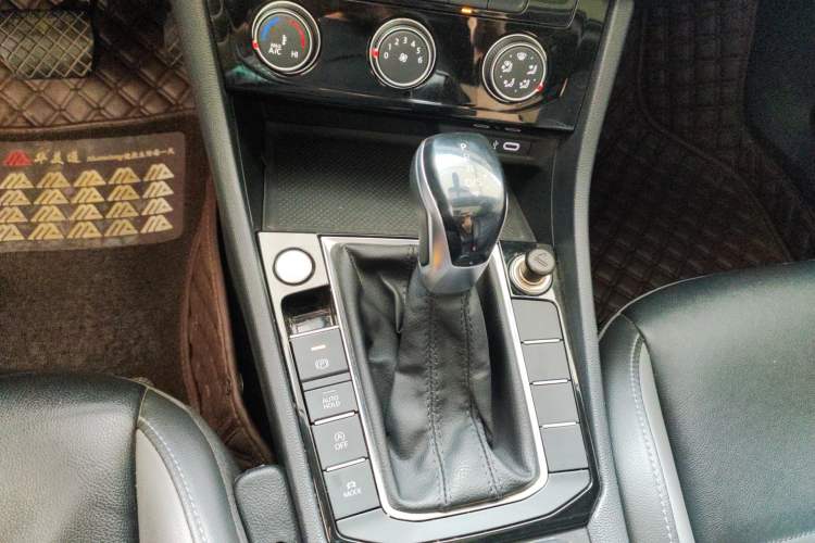 Used Volkswagen Sagitar 2022 280TSI DSG Excellence Edition Gear Lever