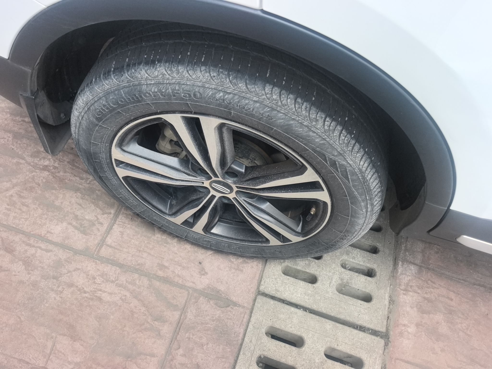 Geely Auto Emgrand X7 Sport 2022 1.8TD DCT Zhiya Trim — снимка 11
