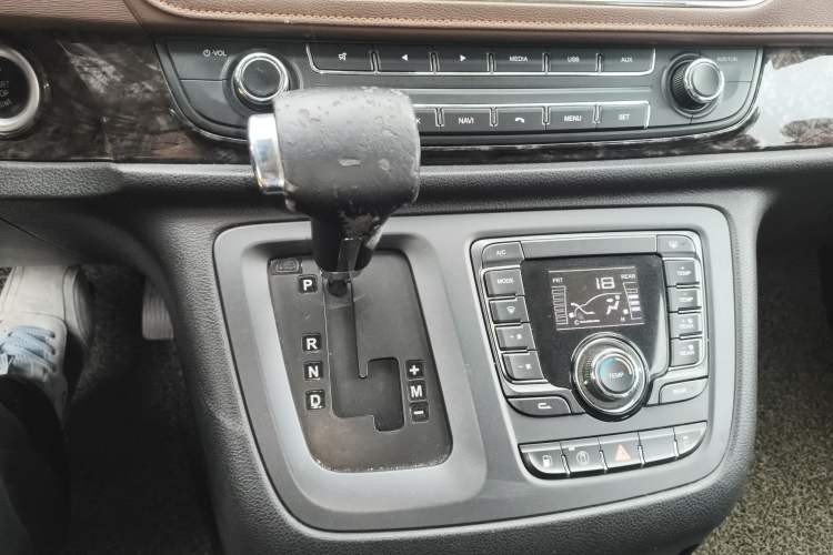 Used SAIC MAXUS G10 2016 2.0T Automatic Luxury Executive Edition Gear Lever