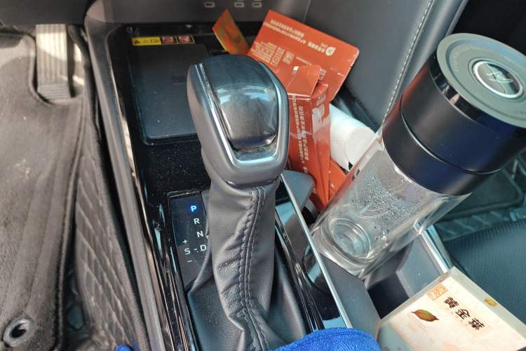 Used Toyota Camry 2024 Dual-Motor 2.0 HGVP Luxury Edition Gear Lever