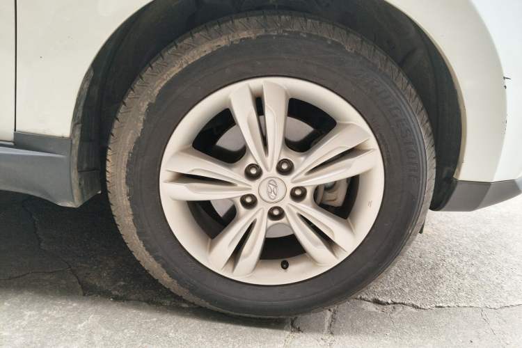 Used Hyundai ix35 2012 2.0L Automatic Two-Wheel Drive Elite Edition GLS Right Front Wheel Hub