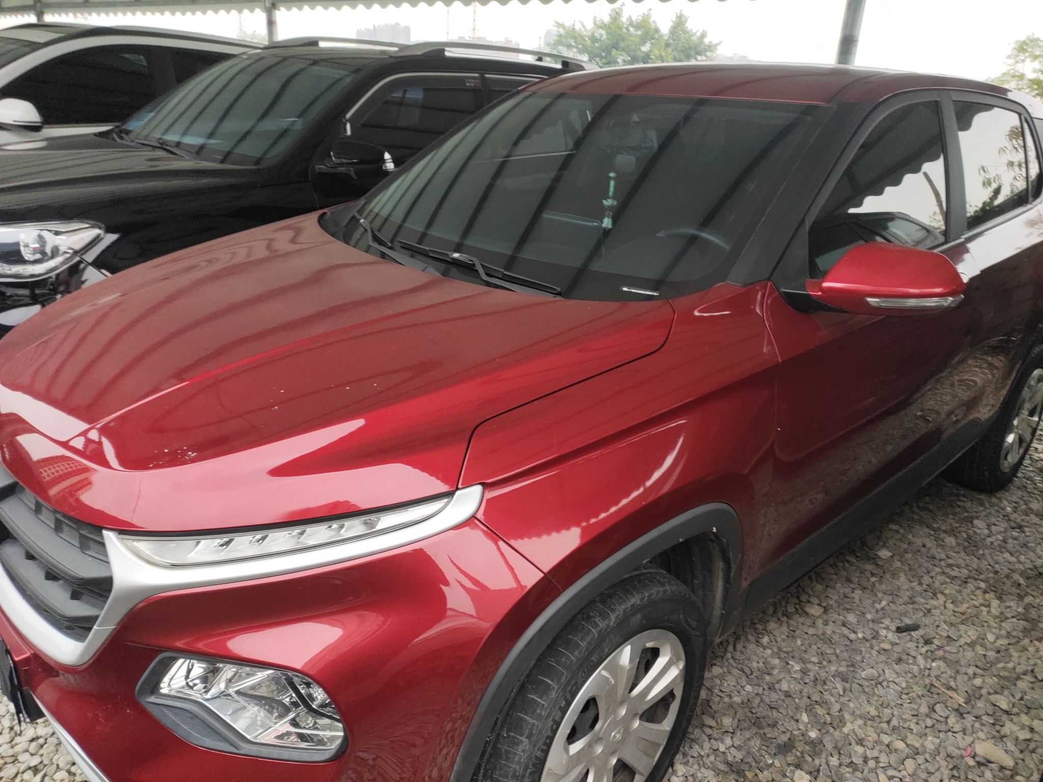 تحت مقدمة السيارة