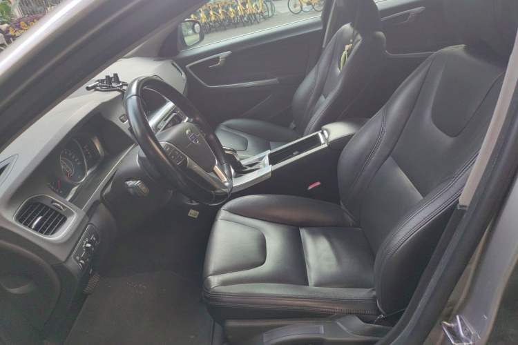 Used Volvo S60 2015 S60L 2.0T Zhiyuan Edition
