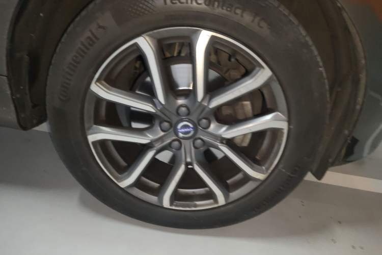 Used Volvo XC60 2017 T5 AWD Smart Upgrade Edition Right Front Wheel Hub