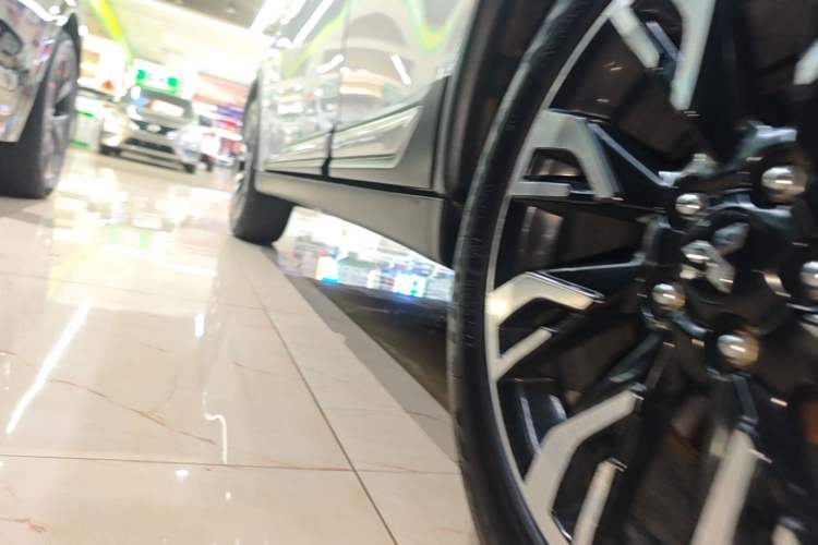 Used Mitsubishi Outlander 2019 2.4L 4x4 Zhi Xiang Edition 7 Seats China VI Standard