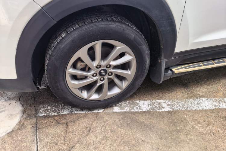 Used Hyundai Tucson 2015 1.6T Dual-Clutch Two-Wheel-Drive Smart Model Left Front Wheel Hub