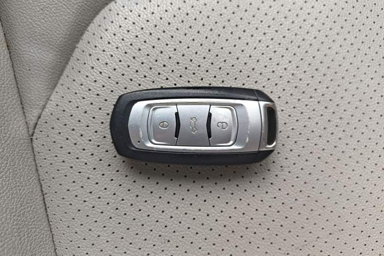 Used Geely Auto Emgrand 2014 Sedan 1.5L CVT Elite Model Vehicle Key