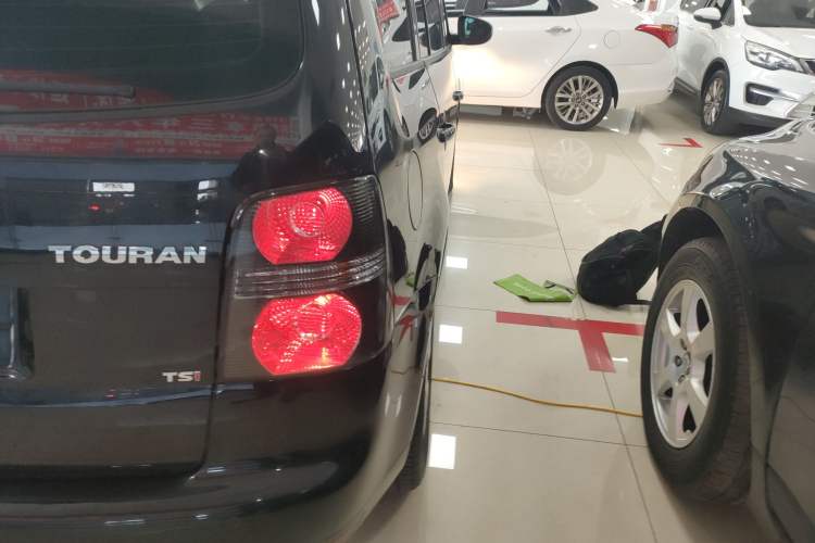 Used Volkswagen Touran 2013 1.4T Manual Fashion Edition 5 Seats Right Rear Taillight