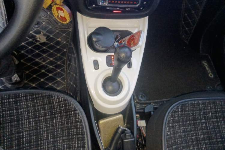 Used smart fortwo 2015 1.0L 52 kW hardtop Dynamic version Gear Lever