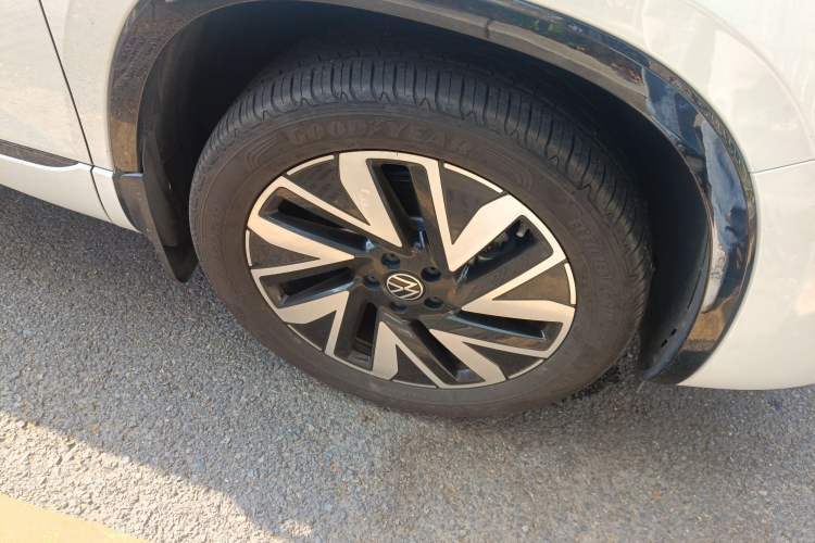 Used Volkswagen Tayron 2023 380TSI Four-Wheel Drive R-Line High-Energy Version Right Front Wheel Hub