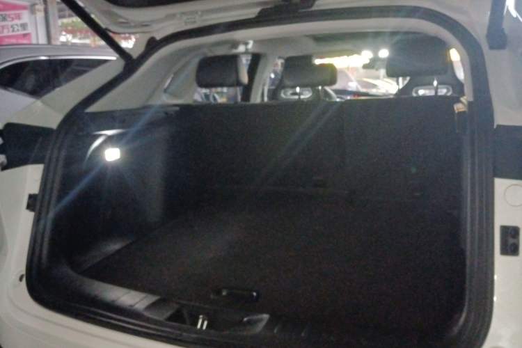 Used CHANGAN UNI-K 2024 2.0T Two-Wheel Drive YueShang Trim Trunk