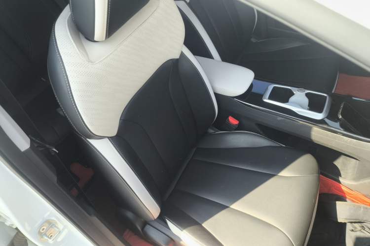 Used Geometry E Firefly 2024 401 km Fluorescent