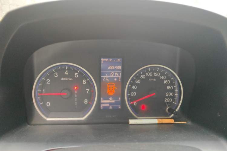 Used Honda CR-V 2010 2.4L automatic four-wheel drive luxury version Odometer Close Up