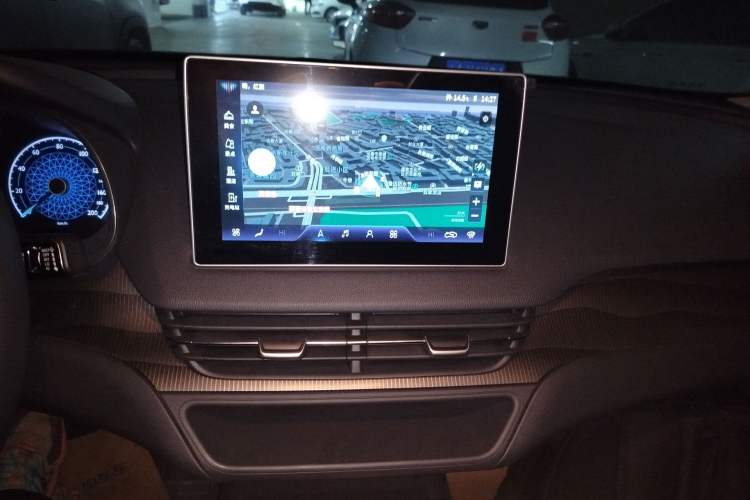 Used Hongqi E-QM5 2022 431 km Charge & Enjoy Edition Audio And AC Panel