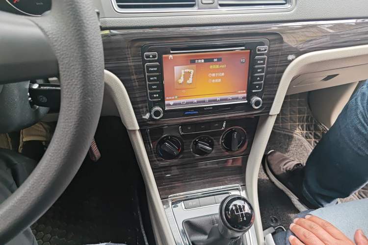 Used Volkswagen Gran Lavida 2013 1.6L Manual Comfort Model Audio And AC Panel