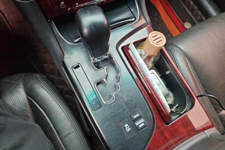 Used Toyota Crown 2011 2.5L Royal Special Edition with Leather and Sunroof