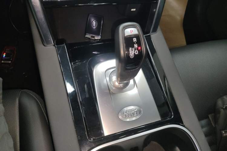 Used Land Rover Discovery Sport 2020 200 PS Family Edition Gear Lever