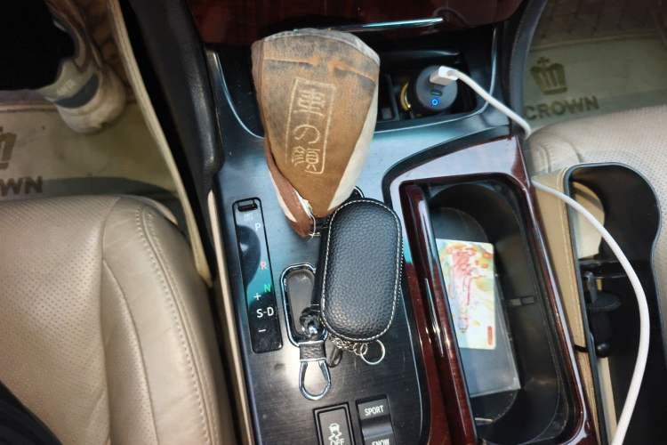 Used Toyota Crown 2011 2.5L Royal Special Edition with Leather and Sunroof
