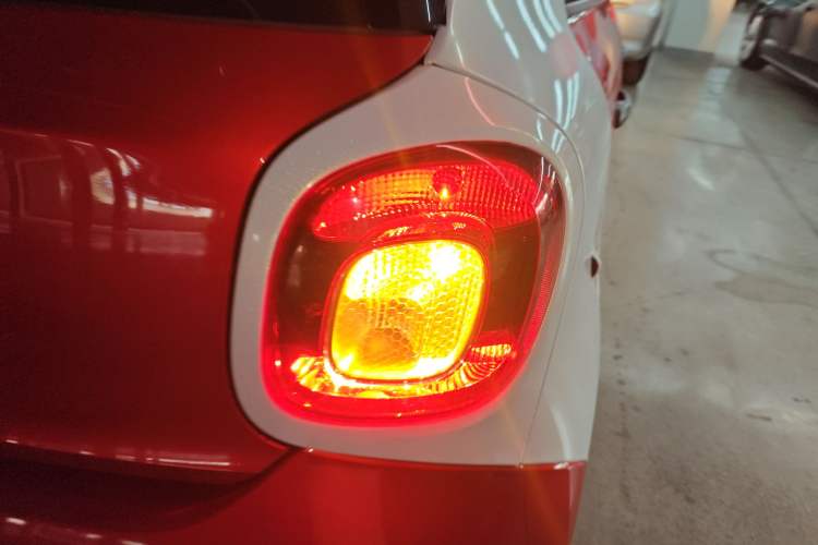 Used smart forfour 2018 1.0L 52 kW Dynamic Edition Exterior 3