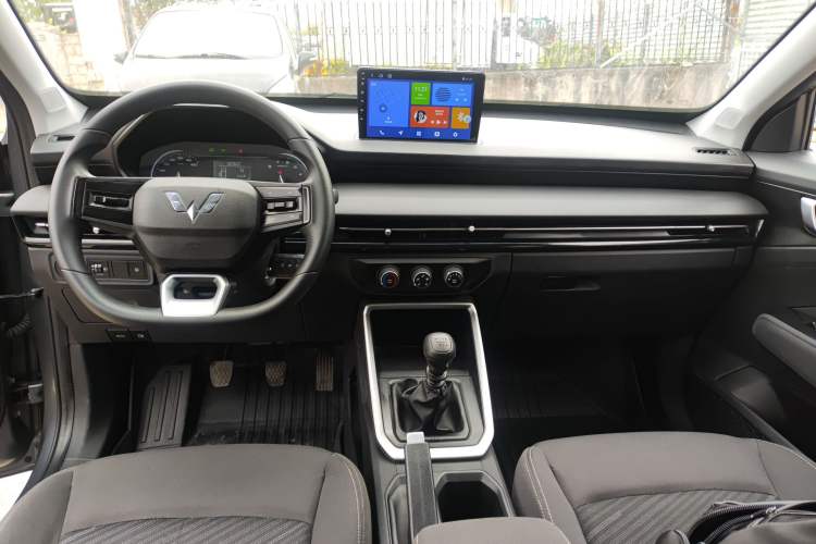 Used Wuling Alvez 2022 1.5L Manual Free-Style Model Center Console