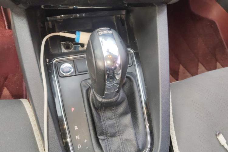 Used Volkswagen Sagitar 2018 280TSI DSG Comfort Model Gear Lever