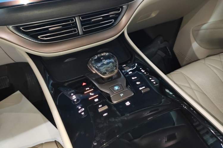 Used Denza D9 2022 DM-i 970 Four-Wheel Drive Prestige Model
