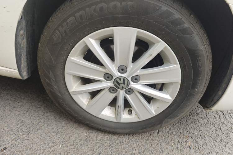 Used Volkswagen Jetta 2015 Value Edition 1.6L Automatic Fashion Version Right Front Wheel Hub