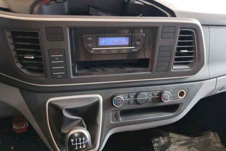 Used SAIC MAXUS Xintu V80 2024 Aotuntong 6MT Short-Wheelbase Ultra-Low Roof 127 Ps 5-Seater