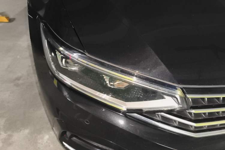 Used Volkswagen Magotan 2023 2 Million Units Commemorative Edition 330TSI DSG Luxury Version Right Front Headlight