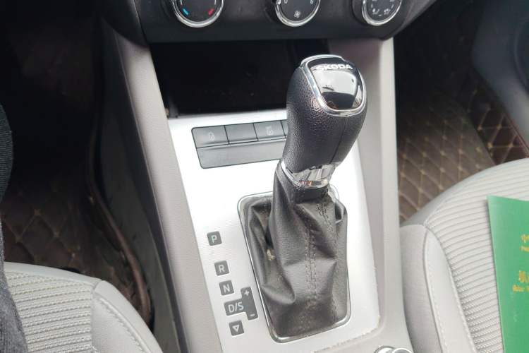 Used Skoda Octavia 2015 1.6L Automatic Yijie Edition Gear Lever