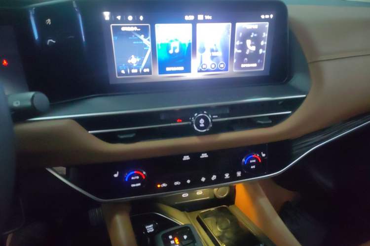 Used Nissan Pathfinder 2024 380 VC-TURBO Four-Wheel Drive Intelligent Driving Version 6 Seats Audio And AC Panel